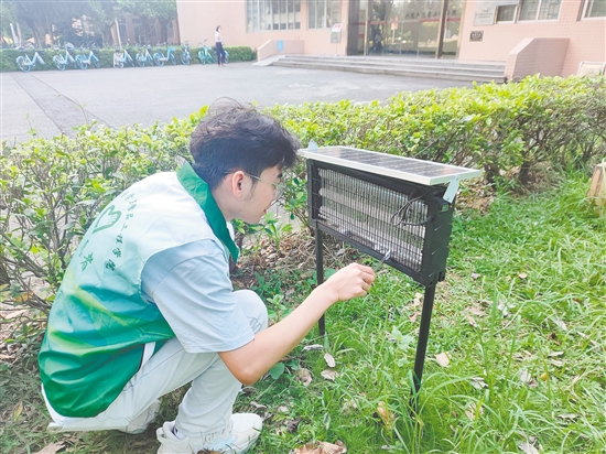 五邑大學(xué)志愿者在戶外投放人體氣味仿生蚊蟲誘捕劑。