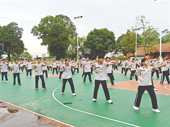 恩平全市60余所中小學(xué)校同步開展軍體拳訓(xùn)練，以鏗鏘動作展現(xiàn)青春力量。