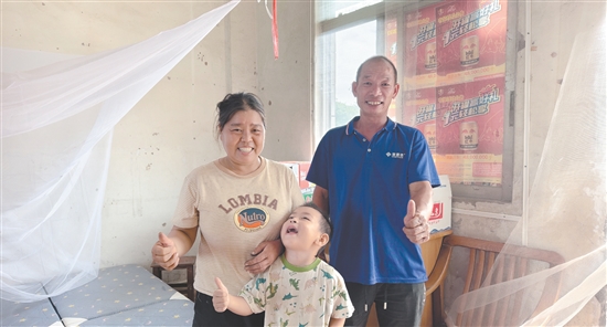 看到鶴山市雅瑤鎮(zhèn)建良村安置點(diǎn)配備完善，韋小江一家臉上露出了笑容。