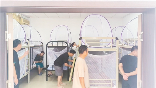 白沙街道應(yīng)急庇護(hù)中心內(nèi)，防蚊物資、醫(yī)療用品、食品等一應(yīng)俱全。