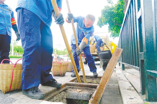 城管部門組織人員對(duì)轄區(qū)主干道的雨水口、雨水檢查井進(jìn)行重點(diǎn)清淤。