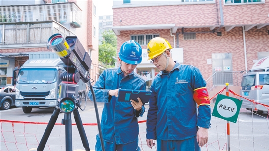 根據(jù)無人機實時傳回的畫面，運維人員調(diào)整激光炮參數(shù)。受訪者供圖