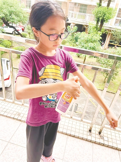 培英小學(xué)學(xué)生在噴驅(qū)蚊液。