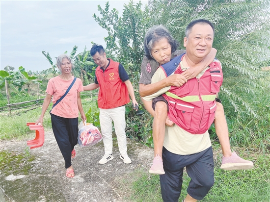 在各級(jí)黨組織和黨員努力下，納入轉(zhuǎn)移范圍的群眾全部轉(zhuǎn)移到位。