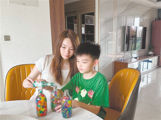 江門市農(nóng)林小學(xué)的學(xué)生在家里和家長一起自制驅(qū)蚊水。