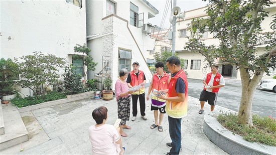 蓬江區(qū)杜阮鎮(zhèn)長喬村新時代文明實踐站黨員干部向村民發(fā)放滅蚊煙片和《關于做好臺風“樺加沙”防御及居家滅蚊告知書》。