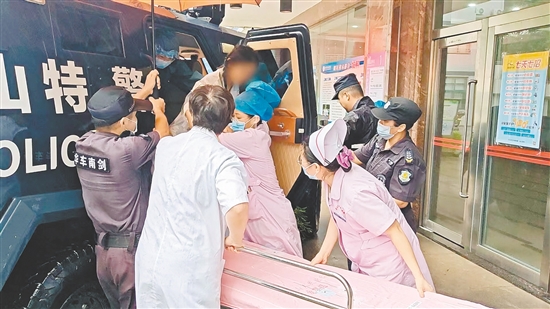 臺(tái)山市公安局民輔警在臺(tái)風(fēng)中劈開“生命通道”，成功將一名臨產(chǎn)孕婦平安轉(zhuǎn)移到醫(yī)院分娩。臺(tái)山公安供圖