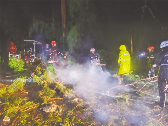 風(fēng)雨勢(shì)頭稍減，川島鎮(zhèn)政府迅速聯(lián)合臺(tái)山市交通陸島開發(fā)公司、臺(tái)山市川山群島旅游發(fā)展有限公司奔赴山咀港進(jìn)港路開展路面清障工作。川島鎮(zhèn)供圖
