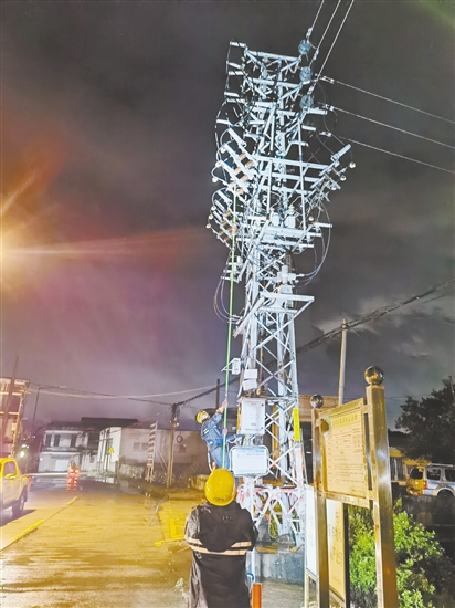 昨晚，江門新會(huì)供電局搶修隊(duì)伍對(duì)110kV七堡站10千伏墟鎮(zhèn)線開展停電操作，為后續(xù)搶修做好準(zhǔn)備。