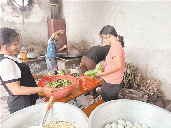 臺(tái)山市沖蔞鎮(zhèn)西坑村臨時(shí)安置點(diǎn)里，村干部帶著黨員志愿者在廚房里忙前忙后，村民也自發(fā)幫忙做飯，讓群眾不在家也能吃上暖心熱飯。沖蔞鎮(zhèn)供圖