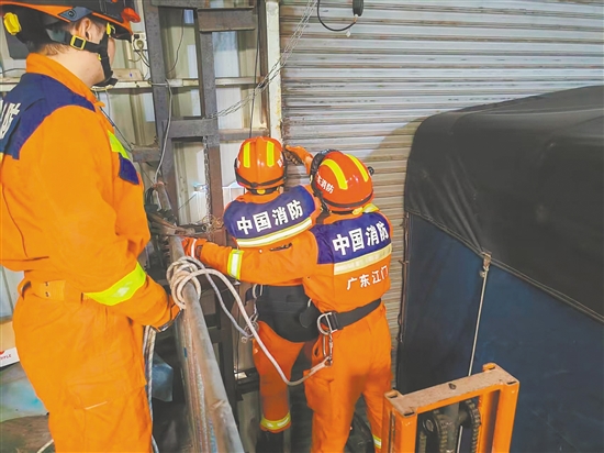 昨日14時(shí)許，江海區(qū)一處廠房卷簾門被強(qiáng)風(fēng)吹至變形，存在安全隱患，消防隊(duì)員立即趕赴現(xiàn)場(chǎng)，利用設(shè)備對(duì)變形門框進(jìn)行復(fù)位固定，并協(xié)助廠方轉(zhuǎn)移周邊易損物資。江海消防供圖