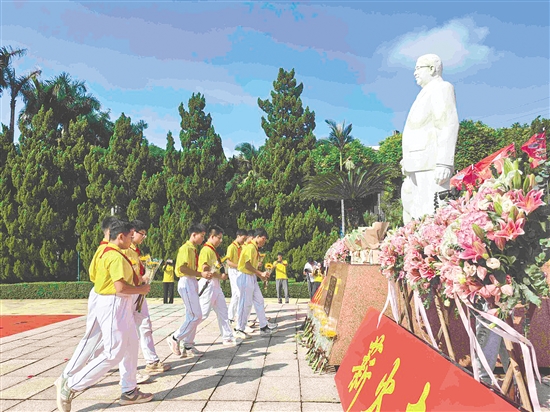 新會(huì)學(xué)子向陳經(jīng)綸先生石像獻(xiàn)花、鞠躬，表達(dá)心中的敬意和感恩之情。