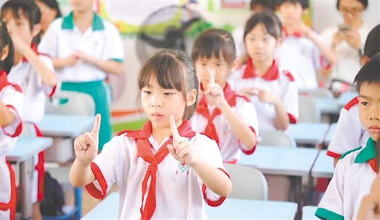 學(xué)生在活動(dòng)中學(xué)習(xí)護(hù)眼知識(shí)。