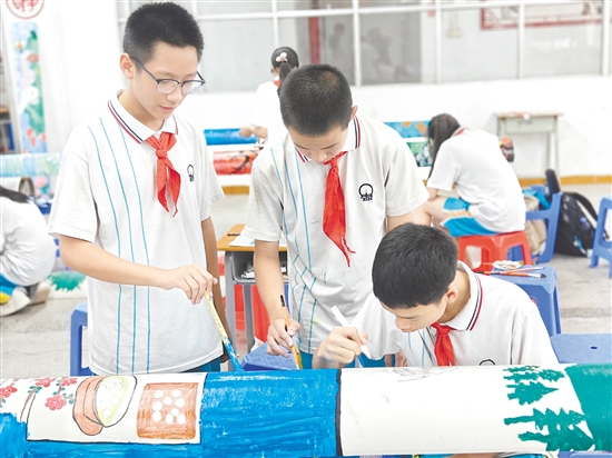 同學(xué)們?cè)谶M(jìn)行“二十四節(jié)氣”主題塑料管作品創(chuàng)作。