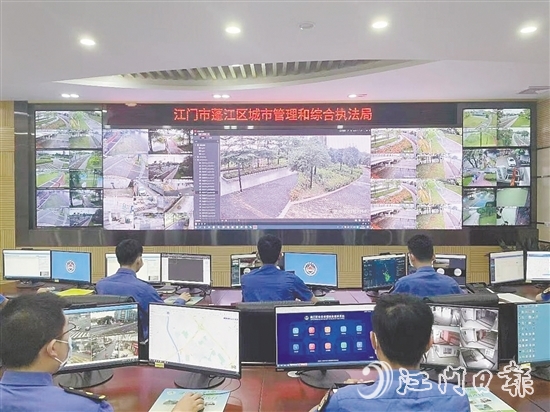 “城管110”指揮中心24小時(shí)待命，保障人民群眾生命財(cái)產(chǎn)安全。