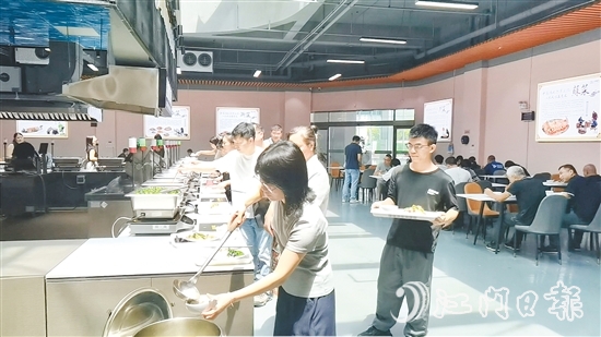 午飯時(shí)間，園區(qū)白領(lǐng)們?cè)谌撕筒惋嬓赂拍钪腔鄄蛷d挑選心儀餐食。