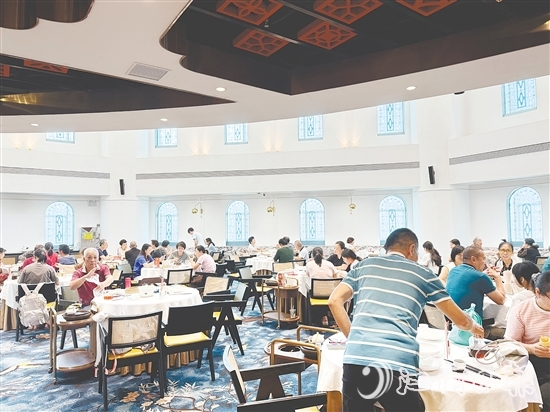 亮慶庭院酒家吸引了周邊市民前來(lái)消費(fèi)，帶旺園區(qū)人氣。