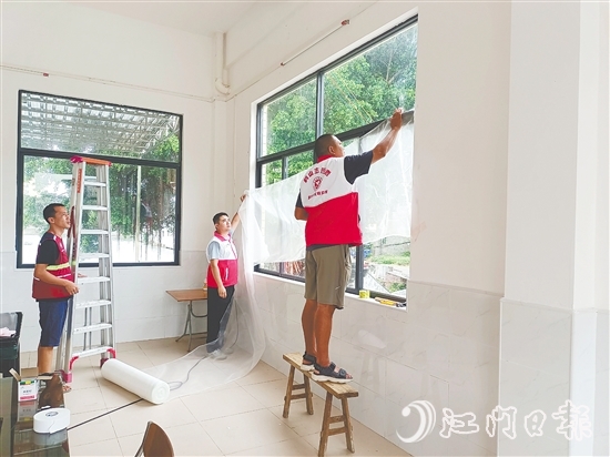 鶴山市各鎮(zhèn)（街）對(duì)應(yīng)急避難場所進(jìn)行全面消殺滅蚊、紗窗安裝等工作。