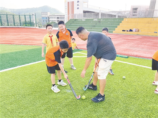 鶴山工業(yè)城第一小學(xué)曲棍球隊成立。