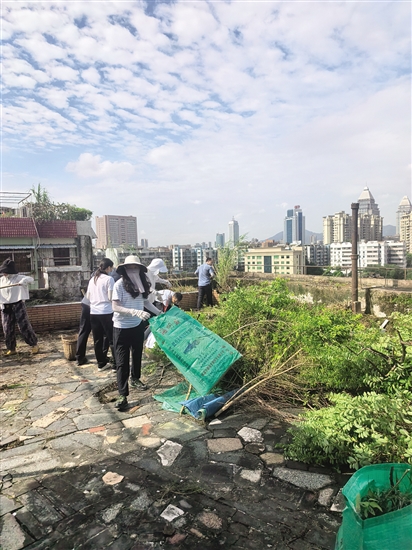 市直機(jī)關(guān)黨員干部到居民樓天臺(tái)等區(qū)域翻盆倒罐，清理雜草，消除積水，讓蚊子無(wú)處藏身。余太平