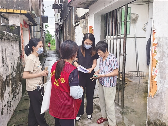 村干部、志愿者齊上陣，進(jìn)村入戶宣傳防滅蚊知識(shí)。