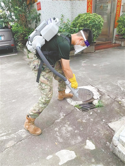 夏北浩民兵排民兵對農(nóng)村蚊蟲滋生隱患處進(jìn)行仔細(xì)消殺。