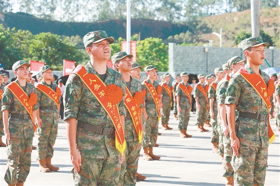 入伍新兵精神抖擻，躊躇滿志。