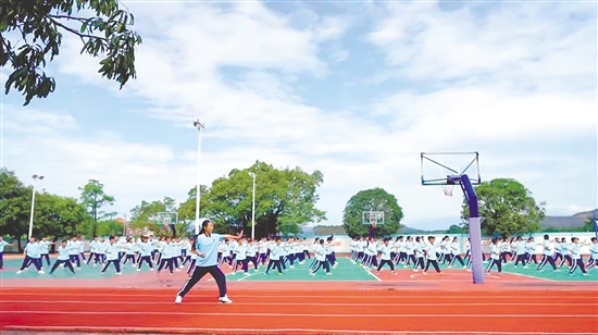 牛江鎮(zhèn)中心小學(xué)學(xué)生練習(xí)軍體拳。