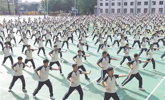 恩平一中學(xué)生練習(xí)軍體拳。