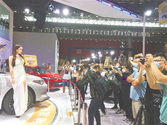 歷屆“十一”車展吸引了眾多消費(fèi)者前來逛展。