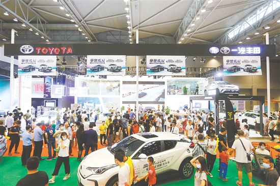 回顧往年本報(bào)舉辦的車展，高規(guī)格的展具吸引許多市民的目光。