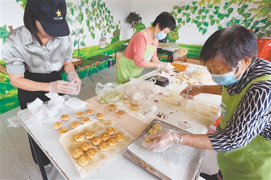 蓬江區(qū)上巷村村民在制作涼瓜月餅。
