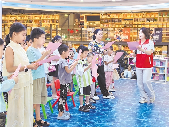 小朋友們一起學習防疫快板歌謠。