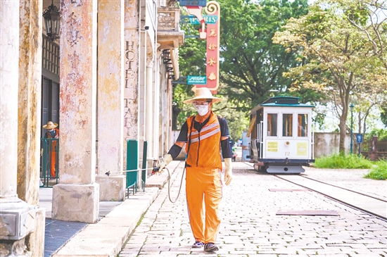 赤坎華僑古鎮(zhèn)嚴格執(zhí)行“一日雙消殺”制度，安排專業(yè)蚊蟲消殺隊對景區(qū)進行無死角的全域消殺。