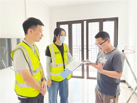 臺山市住房和城鄉(xiāng)建設(shè)局工作人員向入住消殺隊員提供貼心關(guān)懷和服務(wù)。
