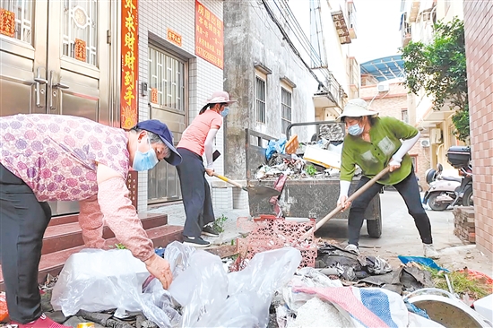 “大媽清掃隊”的隊員們主動犧牲休息時間，對村內(nèi)雜物進行徹底的清運處置。