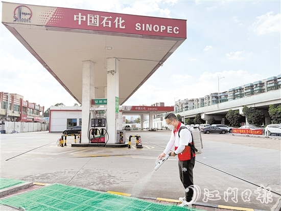 創(chuàng)建“無蚊加油站”的倡議得到我市各加油站的積極響應(yīng)和支持。圖為工作人員在加油站內(nèi)進(jìn)行消殺。