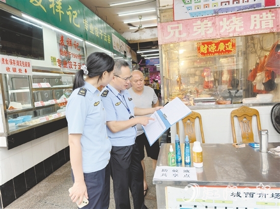 市場(chǎng)監(jiān)管人員到農(nóng)貿(mào)市場(chǎng)檢查消殺臺(tái)賬。