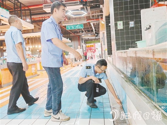 市場(chǎng)監(jiān)管人員到農(nóng)貿(mào)市場(chǎng)開展疫情防控全覆蓋督導(dǎo)檢查。