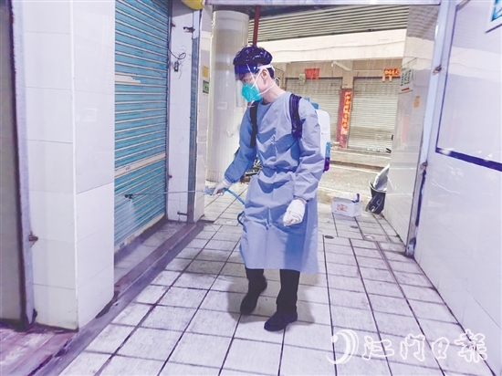 農(nóng)貿(mào)市場(chǎng)積極做好消殺工作，切斷蚊媒傳染病傳播鏈條。