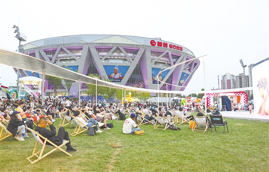 10月1日，中國(guó)網(wǎng)球公開(kāi)賽期間，球迷在國(guó)家網(wǎng)球中心內(nèi)的大屏前觀看比賽。新華社發(fā)