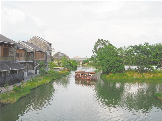 游客乘船游覽古勞水鄉(xiāng)。