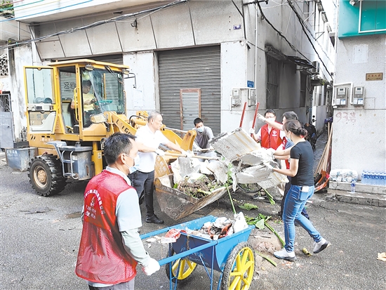 在蓬江區(qū)環(huán)市街道里村社區(qū)舊村片區(qū)，人和機器齊上陣，清理衛(wèi)生死角。
