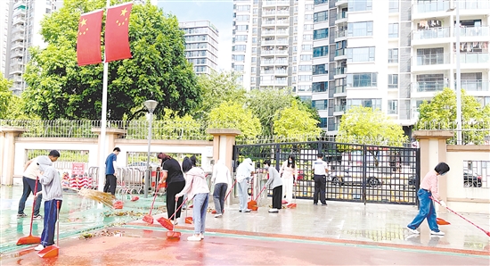 江海全民行動，清理蚊蟲孳生地。