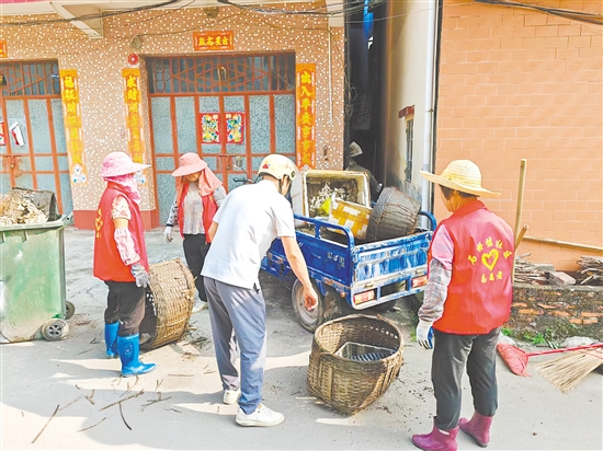 開平龍勝鎮(zhèn)黨員群眾志愿服務(wù)隊開展“兩清一滅”大行動，黨員干部帶著群眾干。