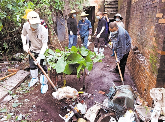 江門市殘聯(lián)系統(tǒng)職工走進街巷，開展“兩清一滅”大行動。