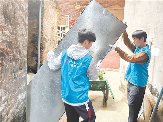 五邑大學大學生志愿者下沉社區(qū)參與防蚊滅蚊服務。