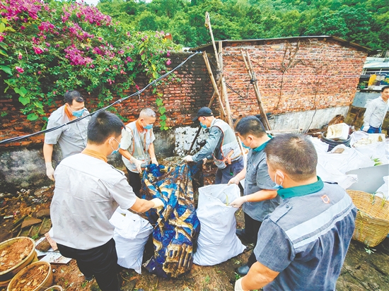 連日來，滴滴代駕司機(jī)與外賣騎手化身防蚊滅蚊“先鋒軍”。圖為新業(yè)態(tài)從業(yè)者在清理雜物。