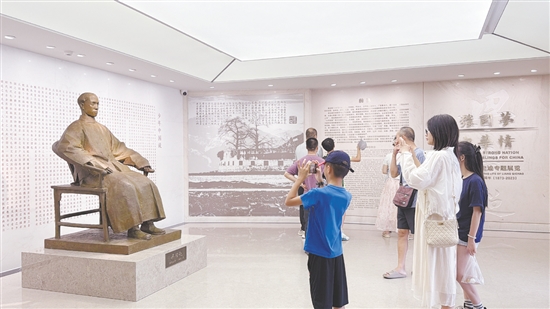 游客走進(jìn)梁?jiǎn)⒊示訁⒂^。