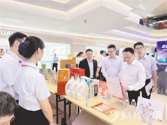 我市金融機構(gòu)在活動現(xiàn)場設(shè)置金融知識宣傳攤位。